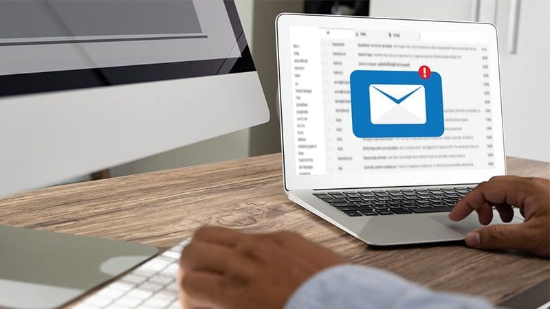 Ecran d'ordinateur ouvert sur boite mail avec notification