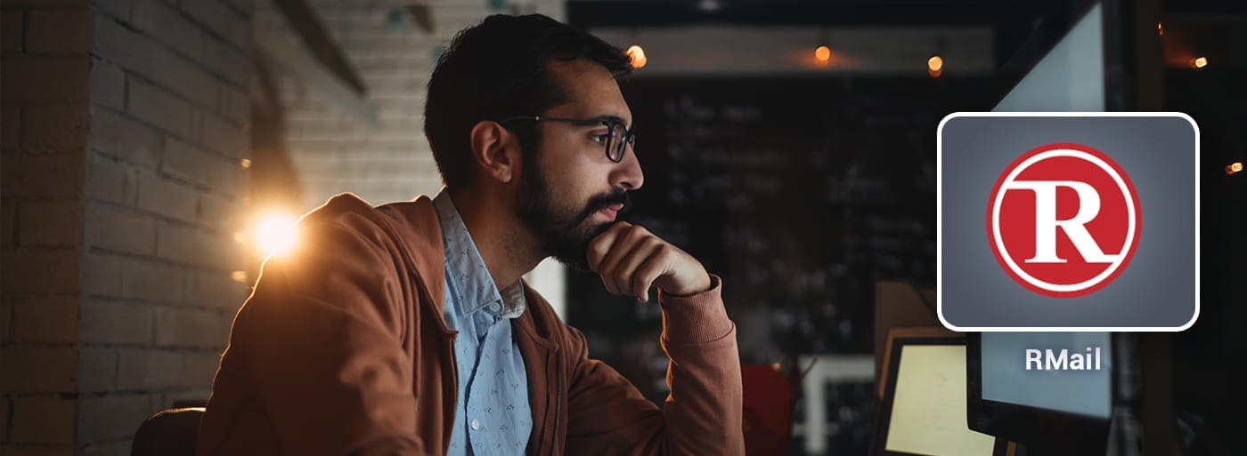 Homme ordinateur pièce sombre