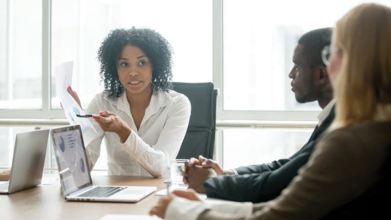 Collaborateurs examinent les imprimés