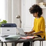 Imprimante couleur Xerox® C310 personne télétravail