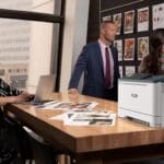 Imprimante couleur Xerox® C310 personne bureau